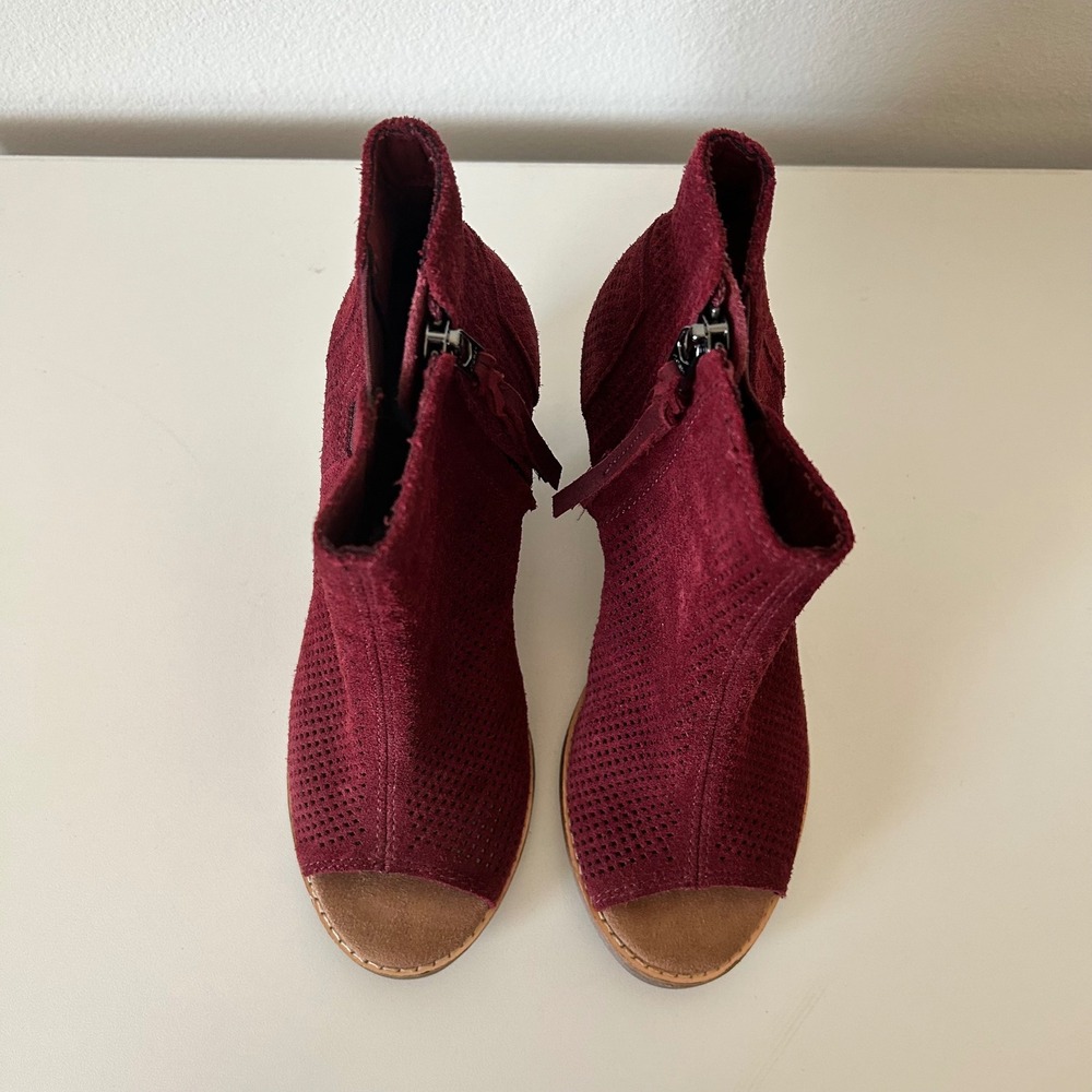 Toms Burgundy Perforated Peep-Toe Ankle Booties Size 6 - Picture 7 of 9
